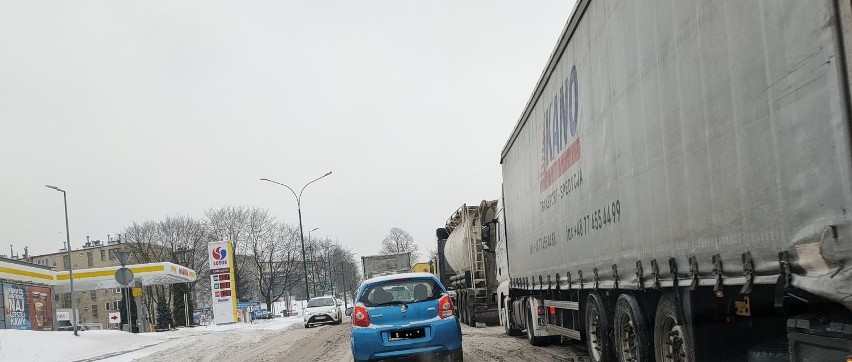Tiry zablokowały drogę wojewódzką 910 (ul. Czeladzka) od...