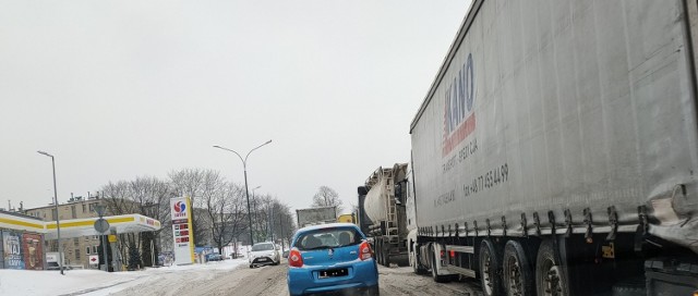 Tiry zablokowały drogę wojewódzką 910 (ul. Czeladzka) od będzińskiej nerki w kierunku Centrum Handlowego M1 Zobacz kolejne zdjęcia/plansze. Przesuwaj zdjęcia w prawo - naciśnij strzałkę lub przycisk NASTĘPNE