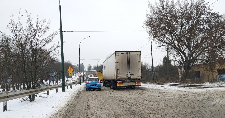 Tiry zablokowały drogę wojewódzką 910 (ul. Czeladzka) od...