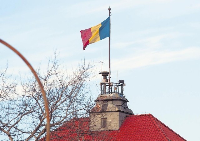 Flaga w barwach Rumunii ma zniknąć z dachu starostwa