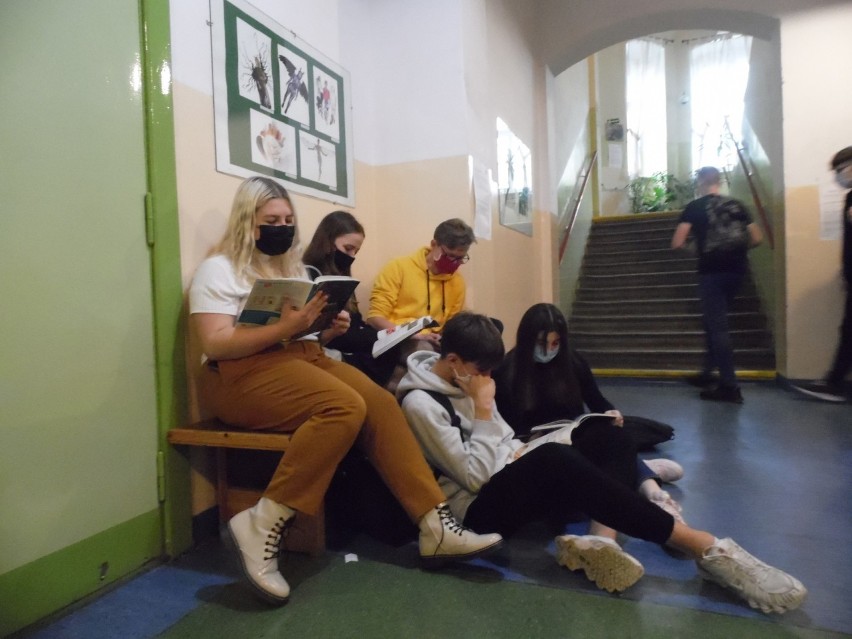W I LO w Słupsku odbyło się „czytanie na przerwie”....