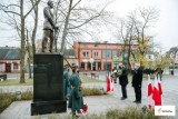 11 listopada 2020 w Bełchatowie. Kwiaty przy pomniku, miasto w biało czerwonych barwach