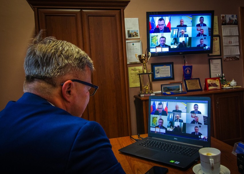 Powiat sławieński: Wiceminister Paweł Szefernaker spotkał się online z samorządowcami