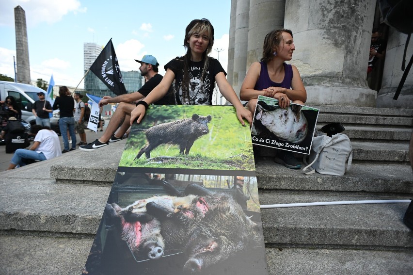 Marsz Wyzwolenia Zwierząt w Warszawie. Obrońcy zwierząt przeszli stołecznymi ulicami. Apelowali o godne traktowanie tych stworzeń