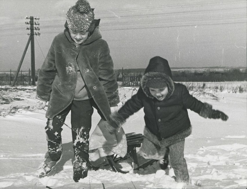 Zabawa dwóch chłopców na śniegu na ul. Torowej w Kaliszu w...