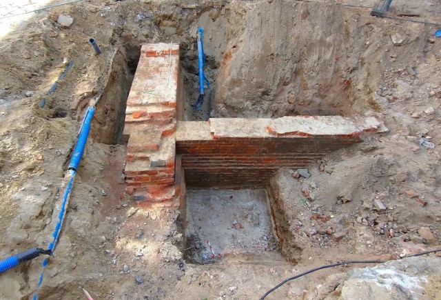 Mazowiecki Wojewódzki Konserwator Zabytków poinformował, że podczas prac na Chmielnej odkryte zostały pozostałości przedwojennej zabudowy.