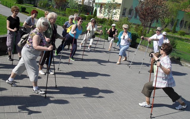 Członkowie UTW w Barcinie przyczynili się do popularyzacji nordic walking.