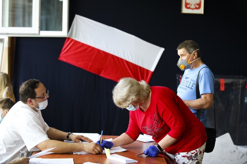Wybory 2020. Polacy licznie głosują w wyborach prezydenckich [FREKWENCJA 12.00]