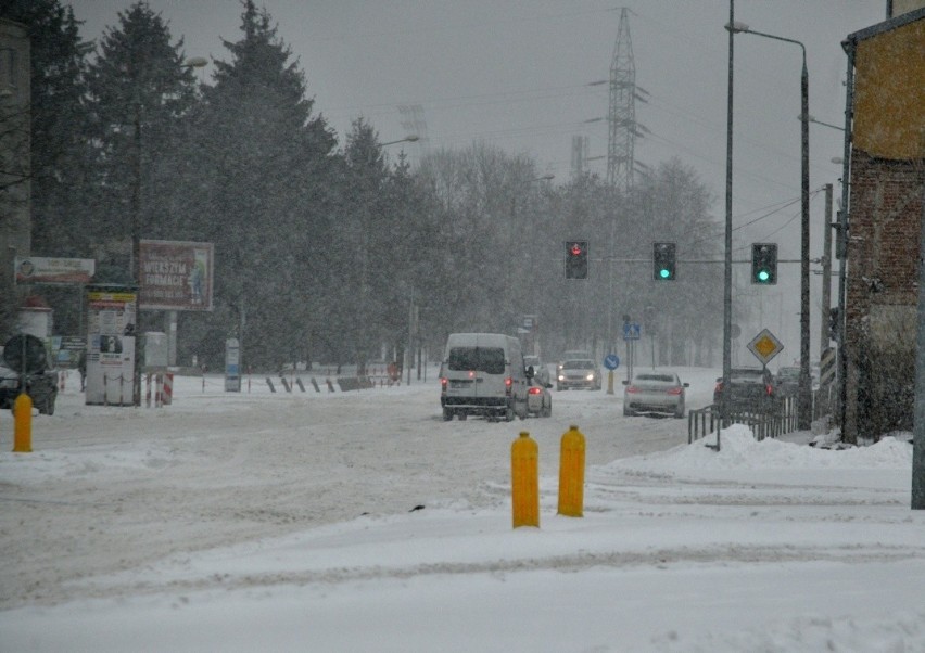 W Radomiu z powodu intensywnych opadów śniegu panują bardzo trudne warunki na drogach. Zobacz galerię zdjęć