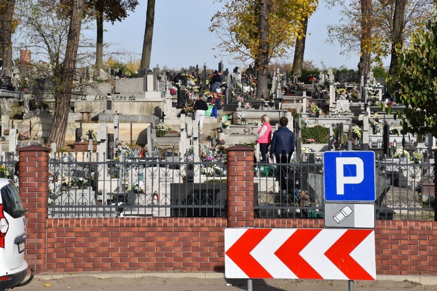 Cmentarz tyniecki. Kaliszanie sprzątają groby swoich bliskich. ZDJĘCIA