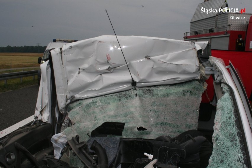 Gliwice: Wypadek na A4. Osobówka uderzyła w tira, zginął kierowca [ZDJĘCIA]