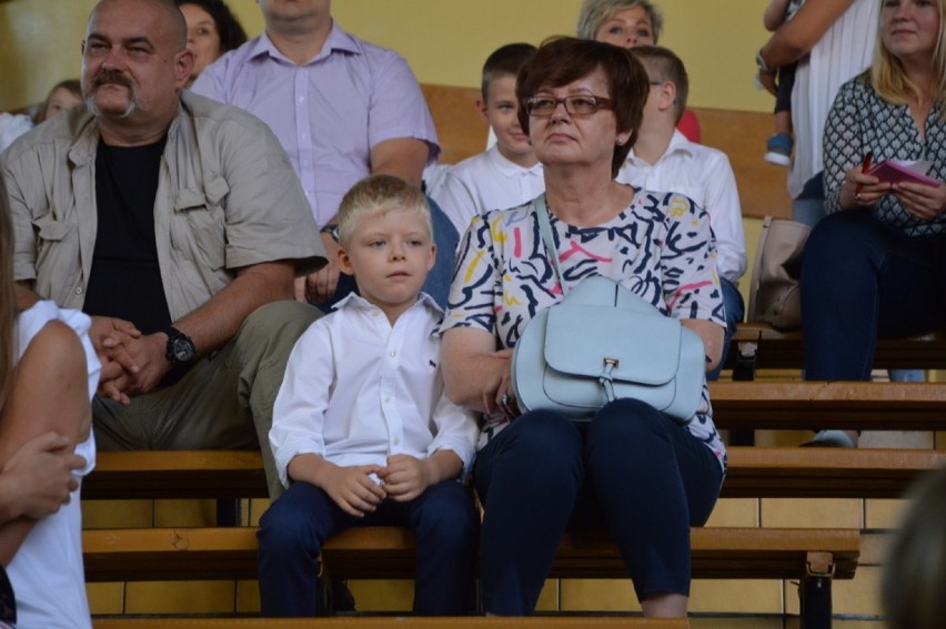 Najmłodsi uczniowie Szkoły Podstawowej nr 12 w Bełchatowie rozpoczęli rok szkolny [ZDJĘCIA]