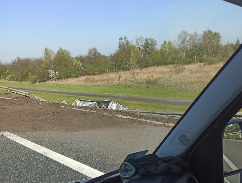 Wypadek na AOW w kierunku Wrocławia. Pojazd spadł ze skarpy. Uwaga na duże utrudnienia!