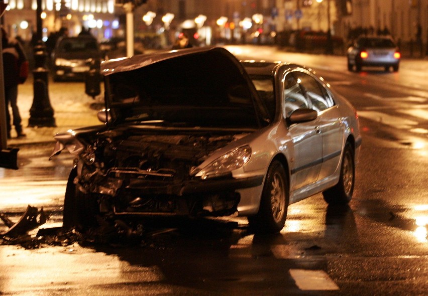 Krakowskie Przedmieście: Zderzenie audi i peugeota (ZDJĘCIA)