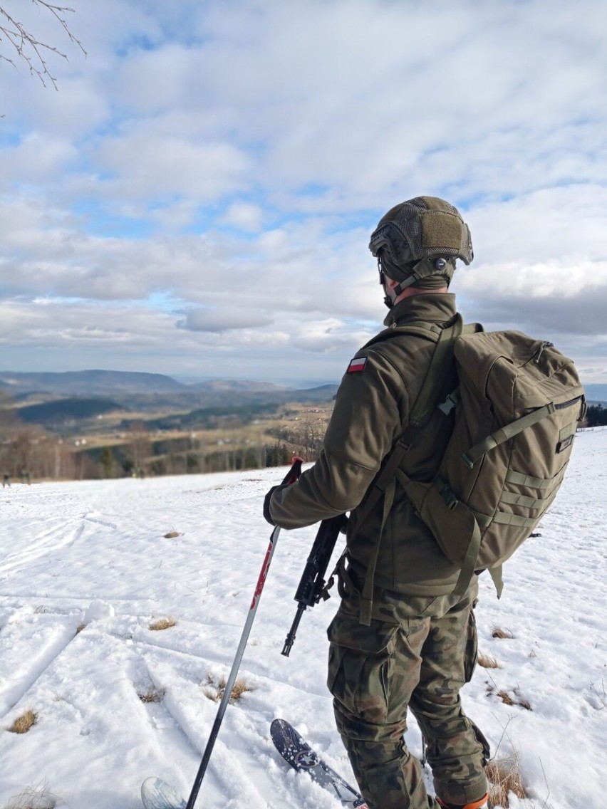 Szkolenie żołnierzy WOT w Beskidzie Wyspowym. Jazda na nartach, taktyka i strzelectwo 