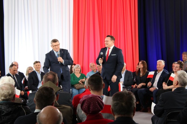Europosłowie Zbigniew Kuźmiuk (z lewej) i Dominik Tarczyński na spotkaniu w Radomiu przedstawili założenia programu „Przyszłość to Polska”.