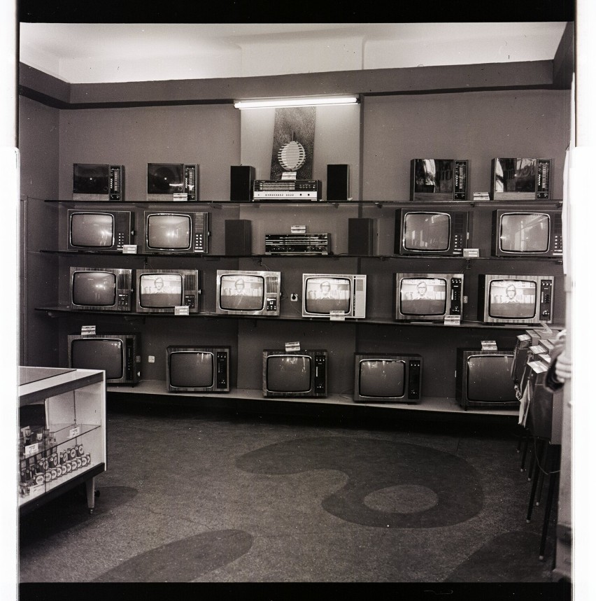 Dzisiaj jak zdjęcia z muzeum PRL, a to był sklep RTV w...