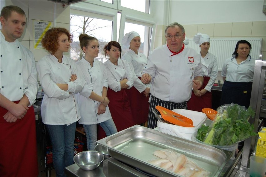 Somonino. Mistrzowie kuchni uczyli rybnych dań uczniów Zespołu Szkół Ponadgimnazjalnych