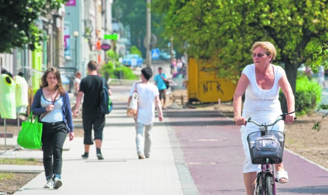 Ścieżka powinna być asfaltowa. Trzeba też zostawić dość miejsca dla pieszych