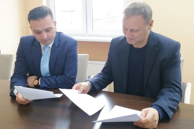 Starosta Mirosław Glaz i jego zastępca Tomasz Kaczmarek podkreślają, że pieniądze z dotacji rządowej zostaną przeznaczone na sprzęt.