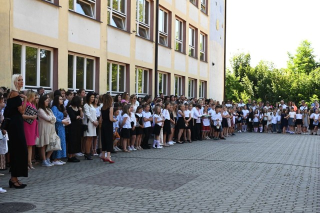 Miejskie zakończenie roku szkolnego w Sandomierzu w Szkole Podstawowej numer 1. Więcej na kolejnych zdjęciach.