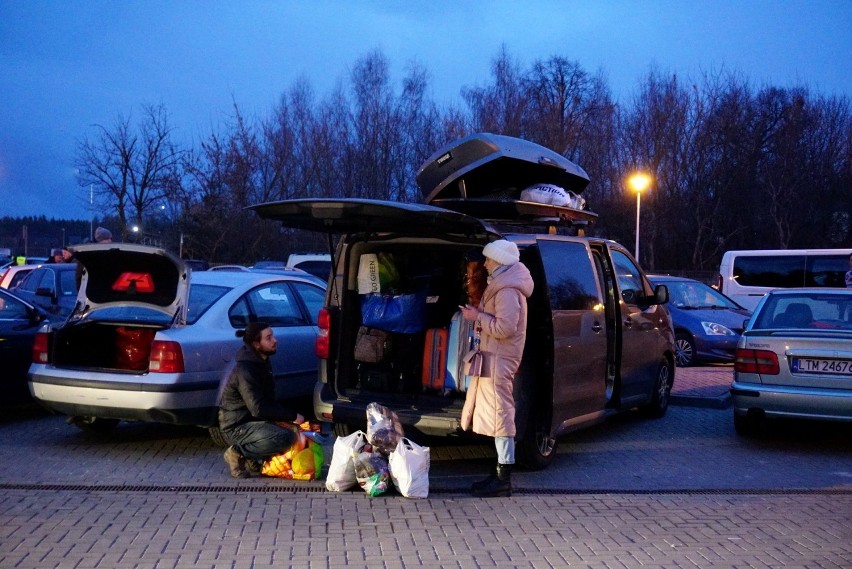 Do Polski przybywa coraz więcej uchodźców z Ukrainy. Zobacz zdjęcia z punktu recepcyjnego w Lubyczy Królewskiej