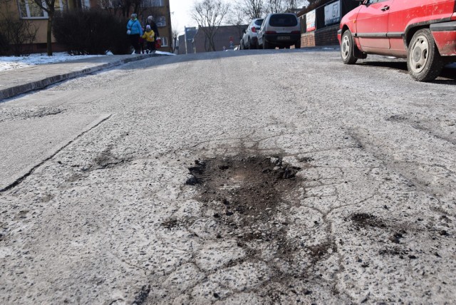 Dziury na drogach: Uwaga na zawieszenie. Tu lepiej zwolnić