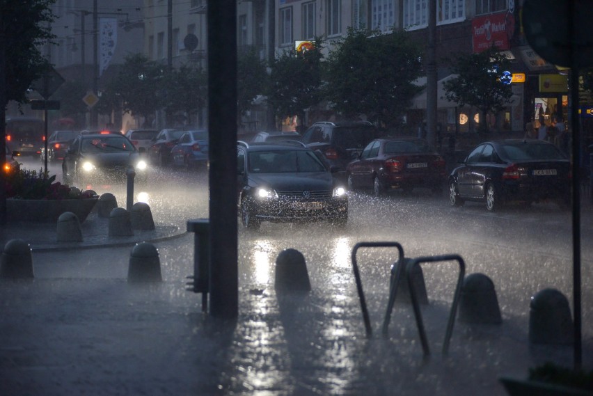 Ulica Świętojańska podczas intensywnych opadów deszczu.