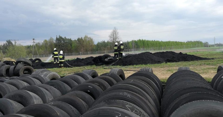 Pożar składowiska opon w miejscowości Owadów w gminie Sławno gasiło kilkanaście zastępów straży [zdjęcia]