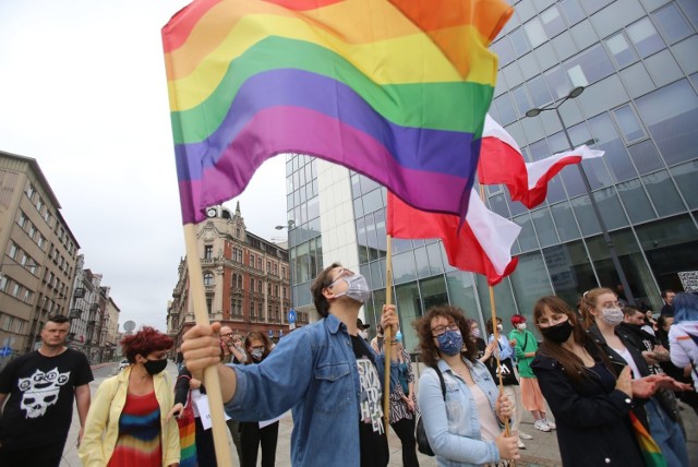 Członkowie społeczności LGBT oraz osoby, które ich wspierają przemarszowali pokojowo w Katowicach, by sprzeciwić się Karcie Rodziny podpisanej przez Andrzeja Dudę oraz zakończenia ich nazywania ideologią. 

Zobacz kolejne zdjęcia. Przesuwaj zdjęcia w prawo - naciśnij strzałkę lub przycisk NASTĘPNE