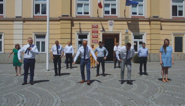 Część przemyskich radnych przyjęła wyzwanie i wzięła udział w #GaszynChallenge.