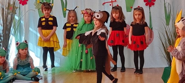 Powitanie wiosny w Przedszkolu numer 2 "Bajkowa Ciuchcia" w Jędrzejowie. 4-latki dały piękny występ artystyczny.