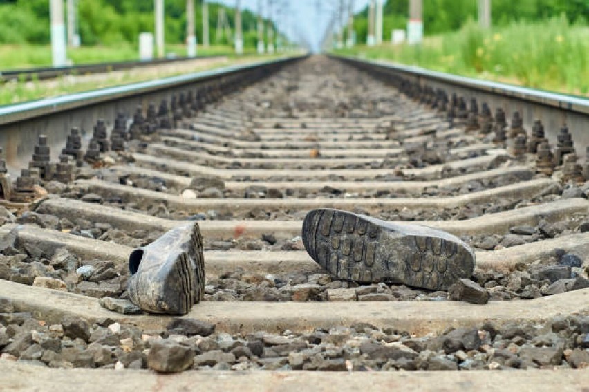 Tragedia na torach kolejowych w Świętochłowicach. Śmiertelnie potrącony mężczyzna przechodził w niedozwolonym miejscu
