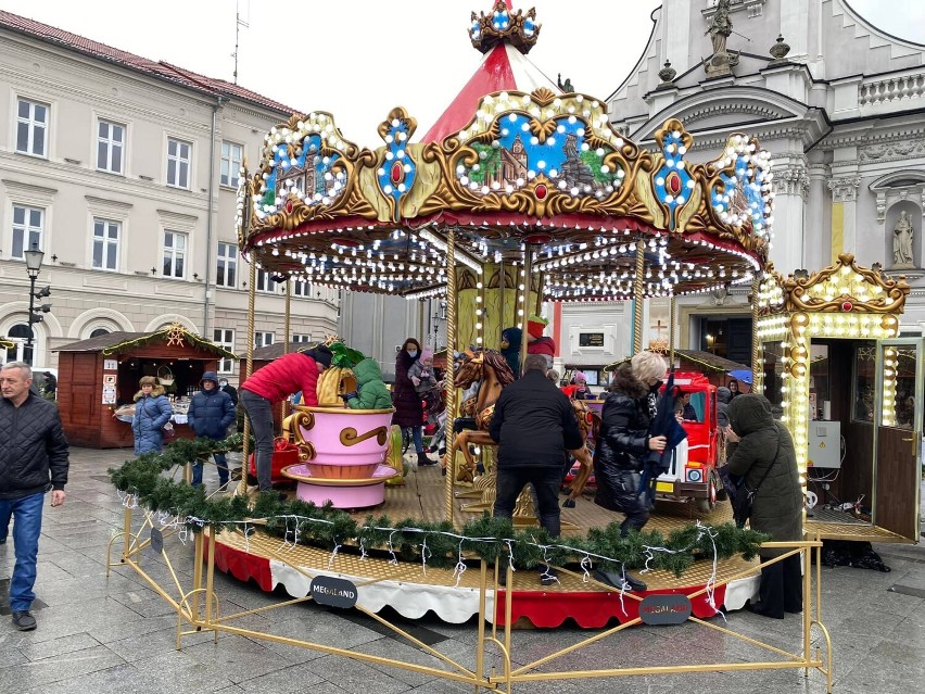 Świąteczna karuzela na rynku w Wadowicach