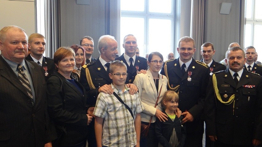 Krzyż Zasługi za Dzielność otrzymali bielscy strażacy: Paweł...