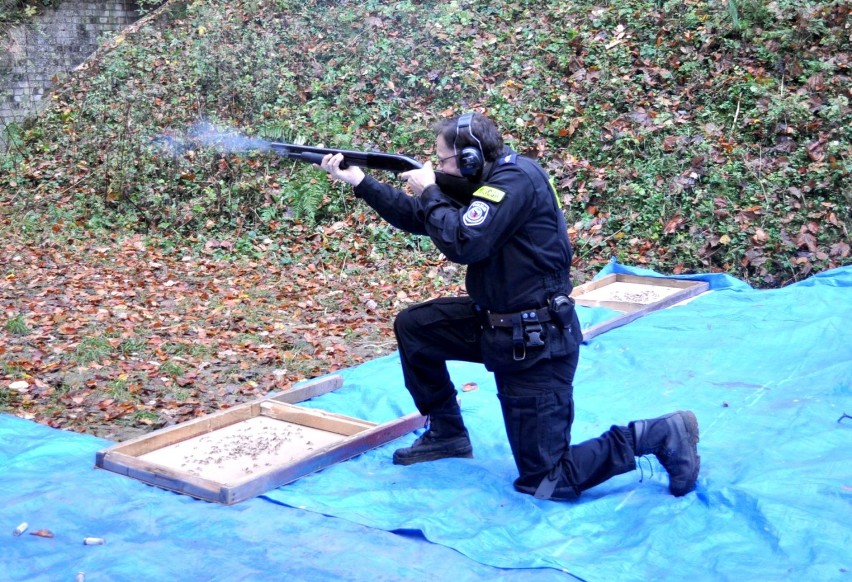 Policjanci z KPP w Bytowie trenowali na strzelnicy [ZDJĘCIA, WIDEO] 