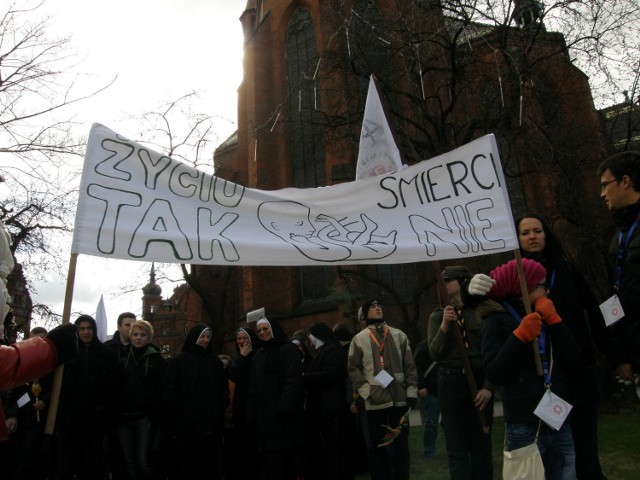 Marsz rozpoczął się przed legnicką katedrą. Fot. Mariusz Witkowski