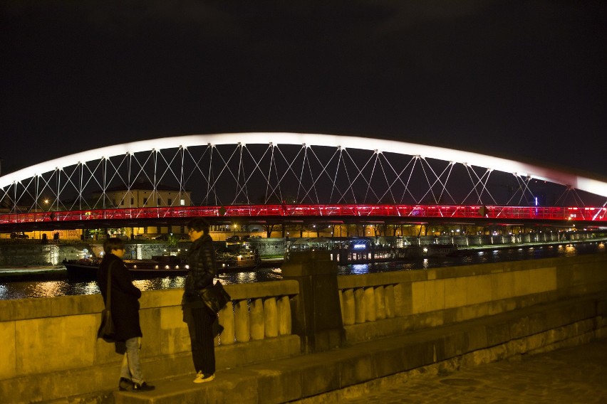 Patriotyczna iluminacja Kładki o. Bernatka i estakady [ZDJĘCIA]