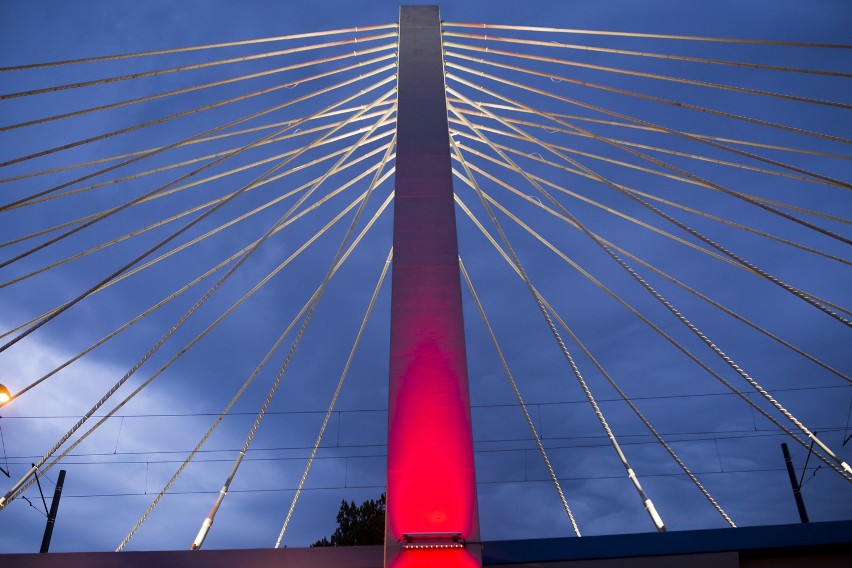 Patriotyczna iluminacja Kładki o. Bernatka i estakady [ZDJĘCIA]