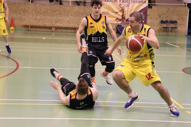 Sokół Międzychód przegrał w Bielsko-Białej z Basket Hills 99:85. W środę w Międzychodzie odbędzie się decydujący o awansie mecz.