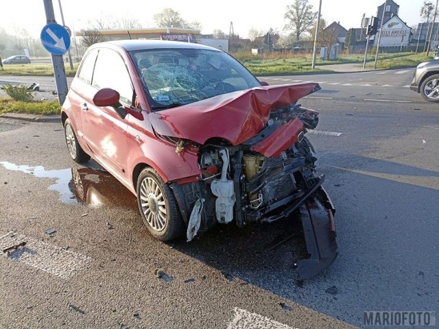 W wyniku zderzenia dwóch samochodów osobowych marki fiat i skoda, skrzyżowanie zostało zablokowane.