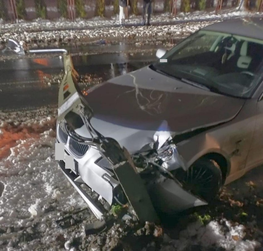 19-latek nie opanował BMW, wypadł z drogi i uderzył w słup oświetleniowy [zdjęcia]