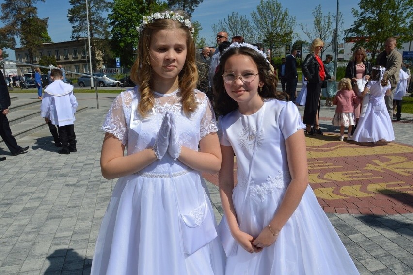 W słoneczny ranek Pierwsza Komunia Święta dzieci ze stalowowolskiej „jedynki”. Zobacz zdjęcia