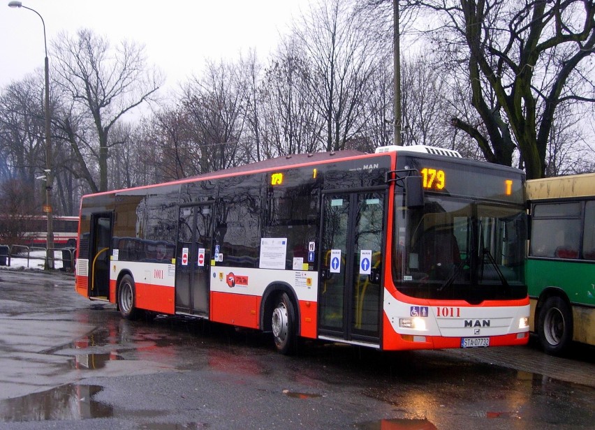 Nowe unijne autobusy z PKM Świerklaniec na ulicach Tarnowskich Gór