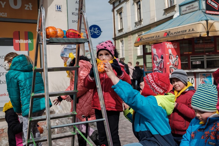 Pisankowy desant na ulicach Tarnowa [ZDJĘCIA] 