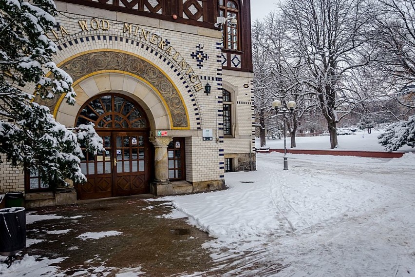 Region Wałbrzyski. Duże opady śniegu, przybyło ponad 10 cm białego puchu (ZDJĘCIA)