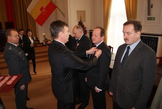 Kutnowscy samorządowycy oraz strażacy z medalami od Ministra Obrony Narodowej