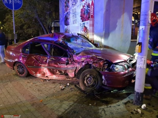 Kierowca zderzył się z prawidłowo jadącym samochodem w Sosnowcu na skrzyżowaniu Będzińskiej i Suchej