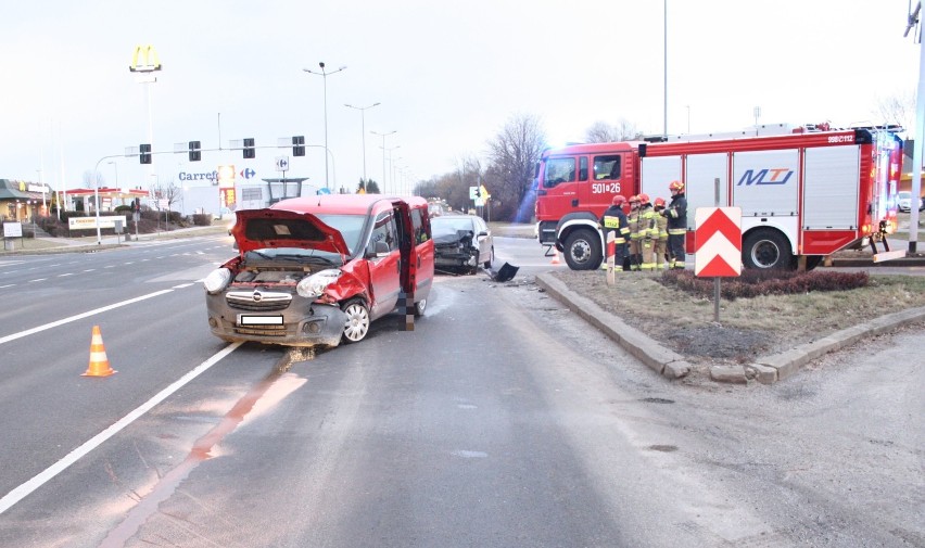 Olkusz. Wypadek na drodze krajowej numer 94 a później kolizja na ul. Mickiewicza