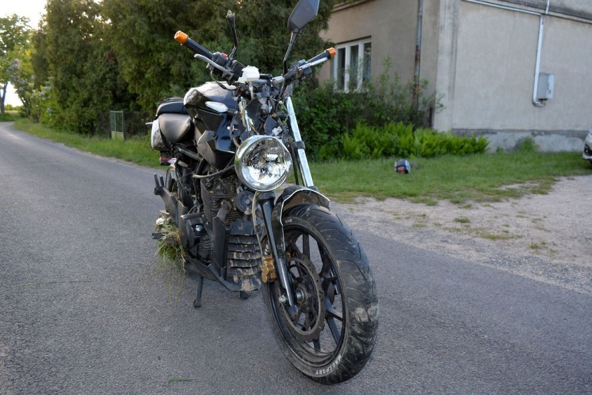 Wypadek w powiecie radziejowskim. 14-letni motocyklista uderzył w drzewo. Do szpitala zabrał go śmigłowiec LPR [zdjęcia]